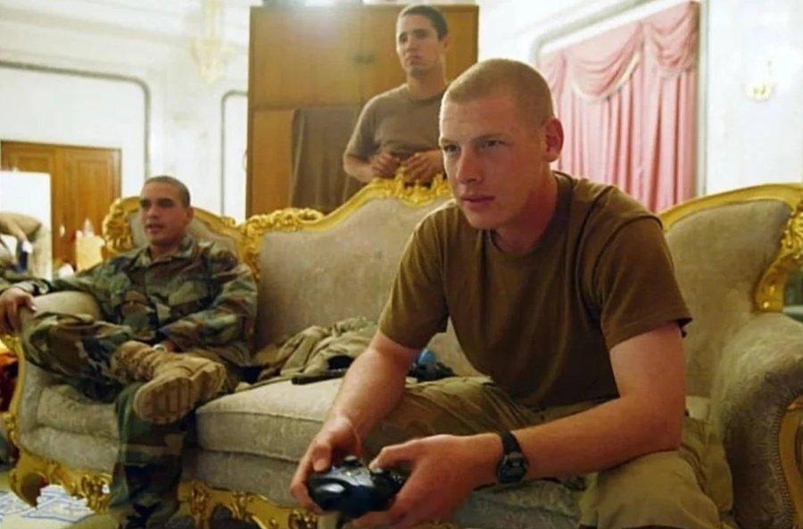 美国士兵在萨达姆·侯赛因的宫殿里玩Xbox（2003） 