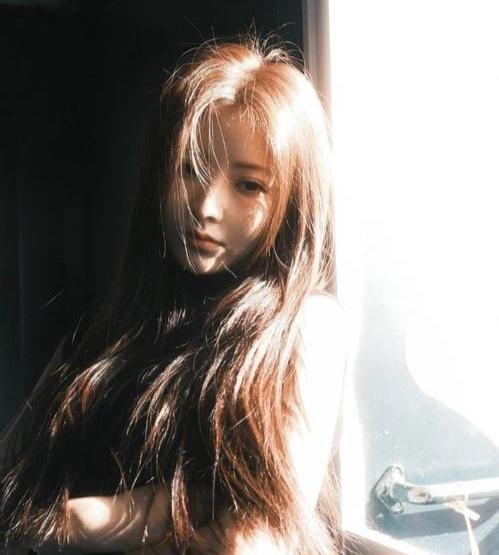 妻子正在晒太阳
丈夫过来就甩了妻子一巴掌，
婆婆看见了竟没有及时制止，站在原地，