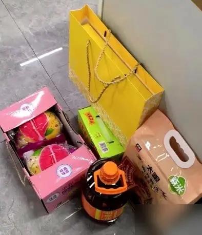 保洁才干半个月，直接撂挑子不干了，人事回访才知道原因。中秋发福利，公司人人有份，