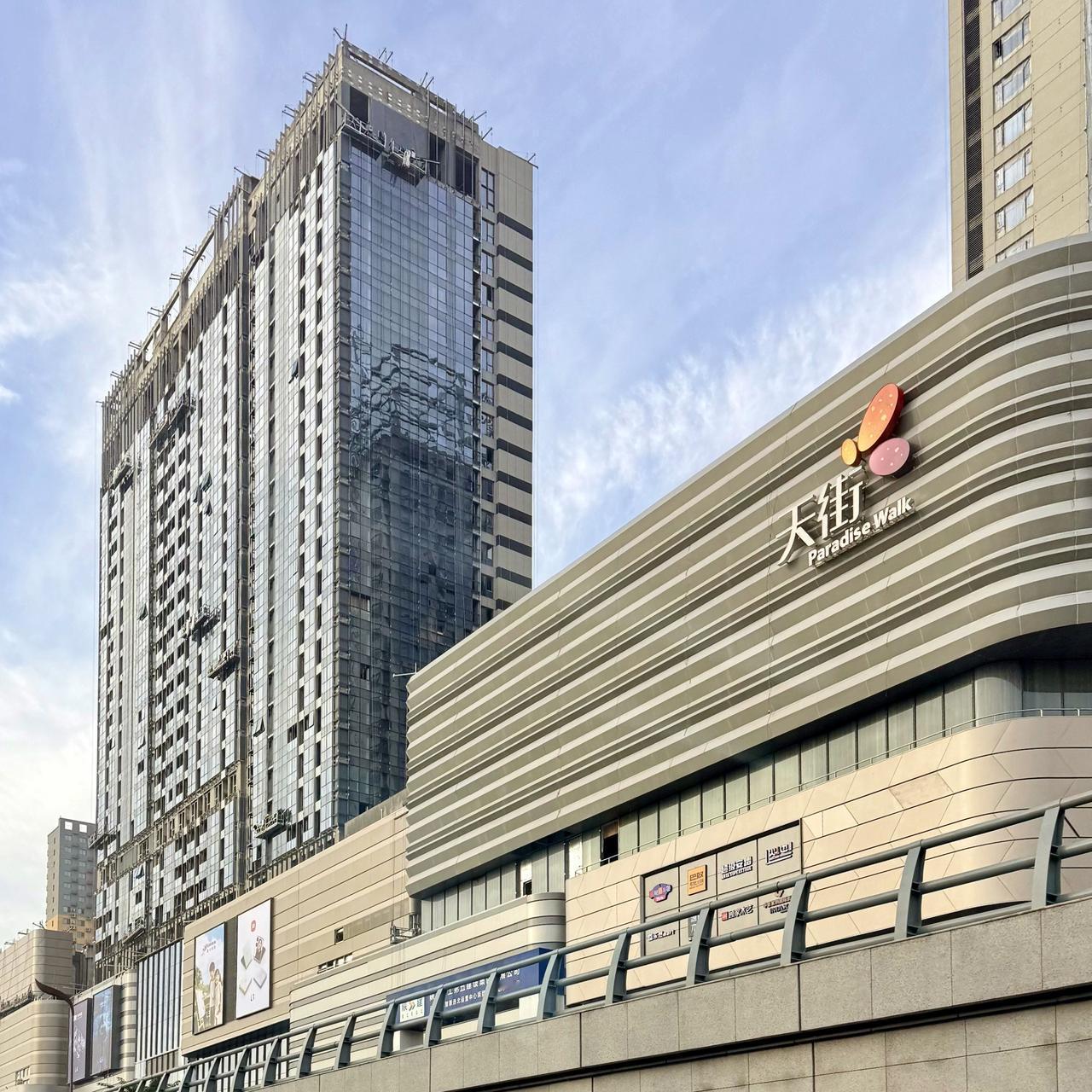 龙湖长乐天街定档11月14日启幕，目前“天街”标志性logo完成悬挂，各入驻商户