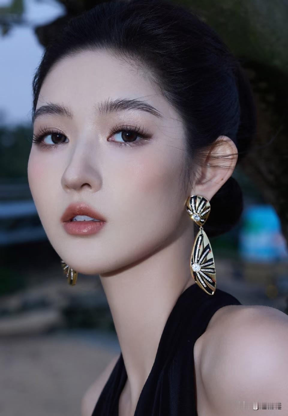 王玉雯，在综艺里给人的第一印象是说话挺虎的，但看多了就会发现，她的直率里藏着智慧