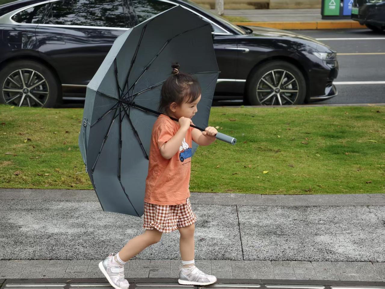 记录我的2026 小小探险家撑伞漫步，雨中漫步的可爱瞬间！🌧️👧🏻