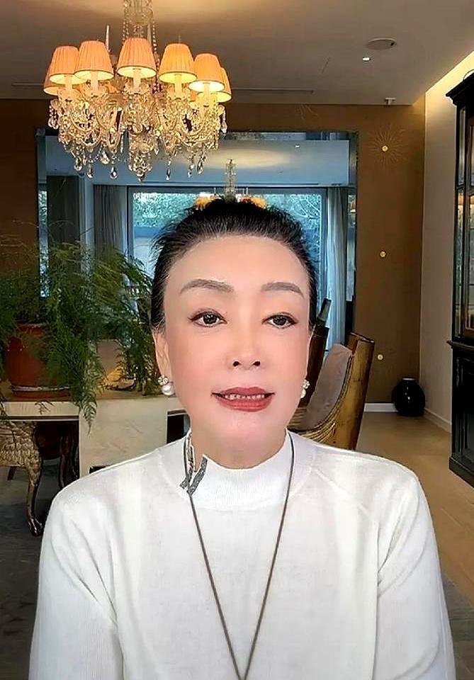 嫁入豪门后，她最大的奢侈品是沉默。
马筱梅被拍到独自完成80万的VIP产检套餐。