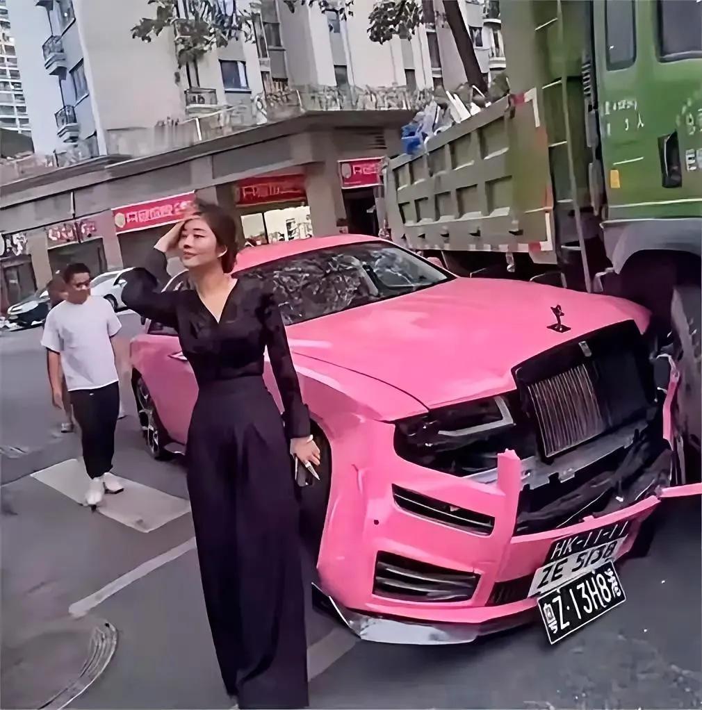 这位劳斯莱斯的女车主，可谓是深谙世故人情的高手，以下是她的详尽介绍：

一、她是
