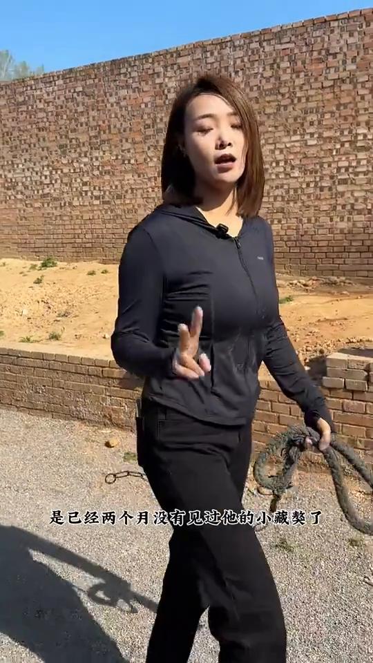 母子相逢。
这个小家伙性格真烈，超级烈。梳梳毛，一会见妈妈了，一会妈妈过来好不好