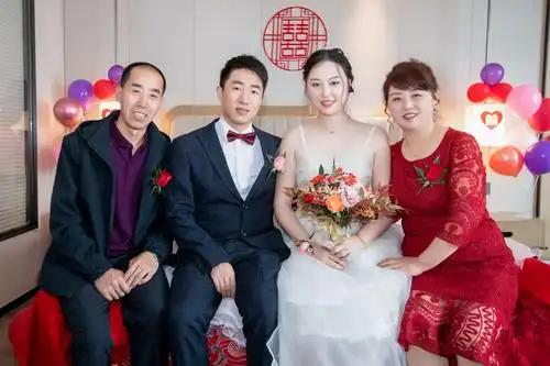 嫁人到底看家境还是人品，这是个千古难题。很多女生纠结于此，选家境怕被说现实，选人