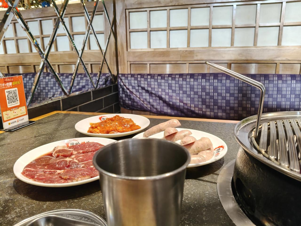 今天坐车去石景山玩耍一天
临中午了，夲想坐车回公寓，突被一广告吸引，于是顺着导航