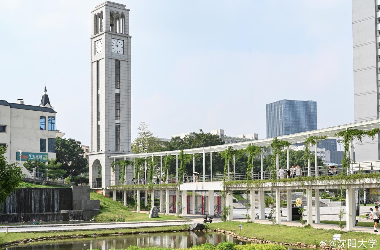 木棉灼灼，珠水泱泱。
四二芳华，逐浪湾区。
以德行立校，培养湾区发展的栋梁之材。