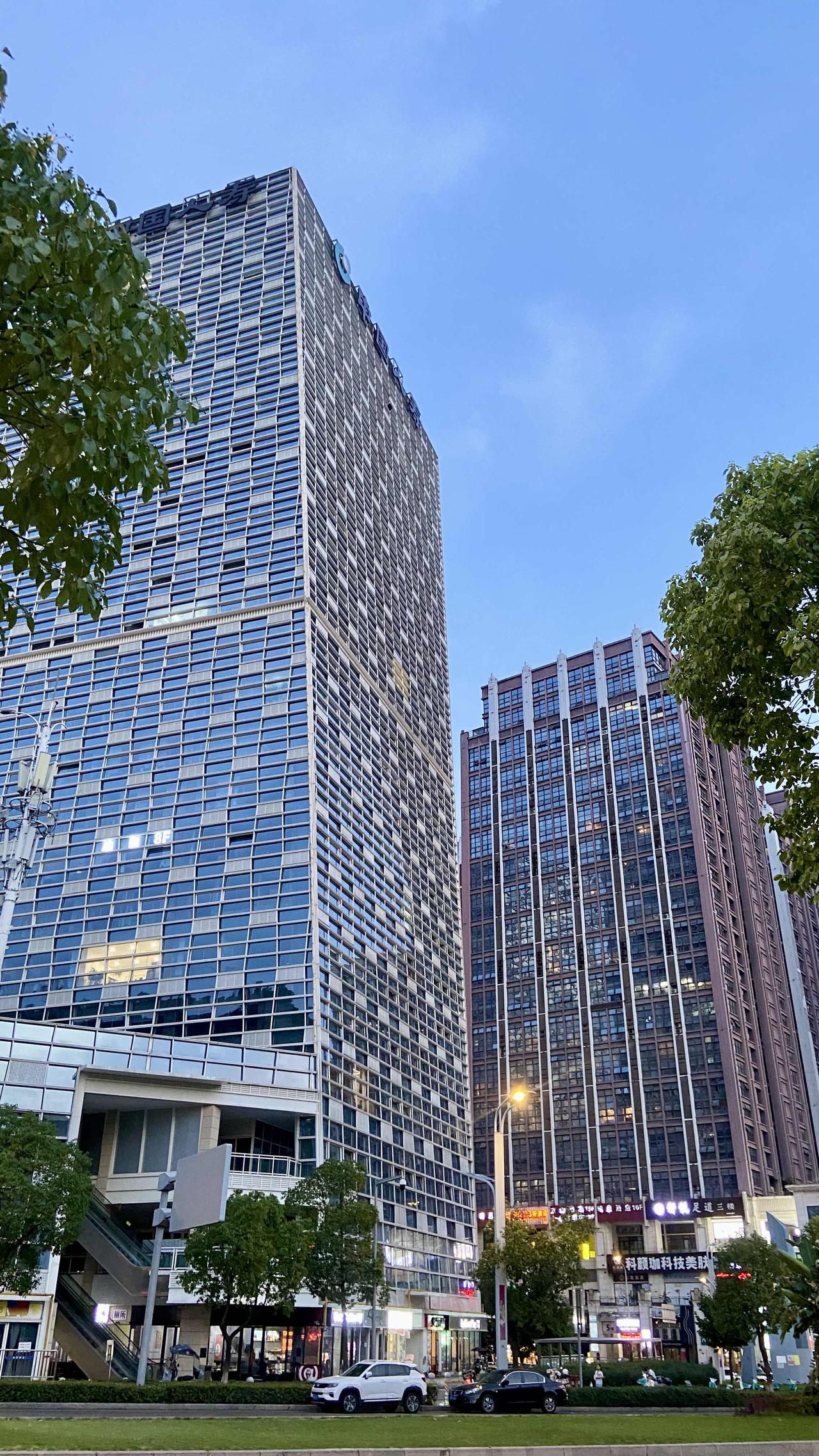 AI 冲击之下，给年轻人的三个建议

8月底，比尔·盖茨发表了一篇长文。他认为，