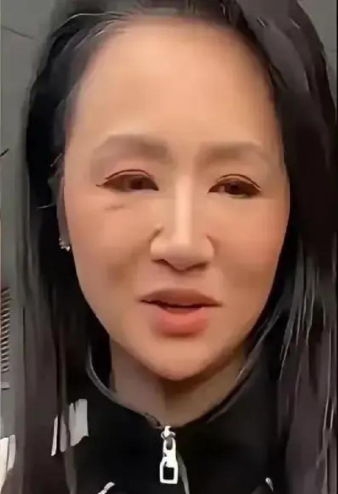 曹颖凌晨三点拔了化疗滞留针就开播，补光灯一亮她照常讲精华成分，手背淤青被弹幕发现