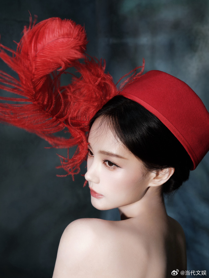 李一桐巨型红羽毛头饰 李一桐微博视界大会时尚妆造会说话！巨型红羽毛头饰像一部时尚