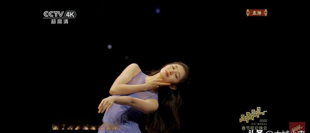 刘浩存龙年春晚这舞一跳，多少人眼睛都亮了。
和海来阿木同台，她曼妙舞姿一下刷爆热