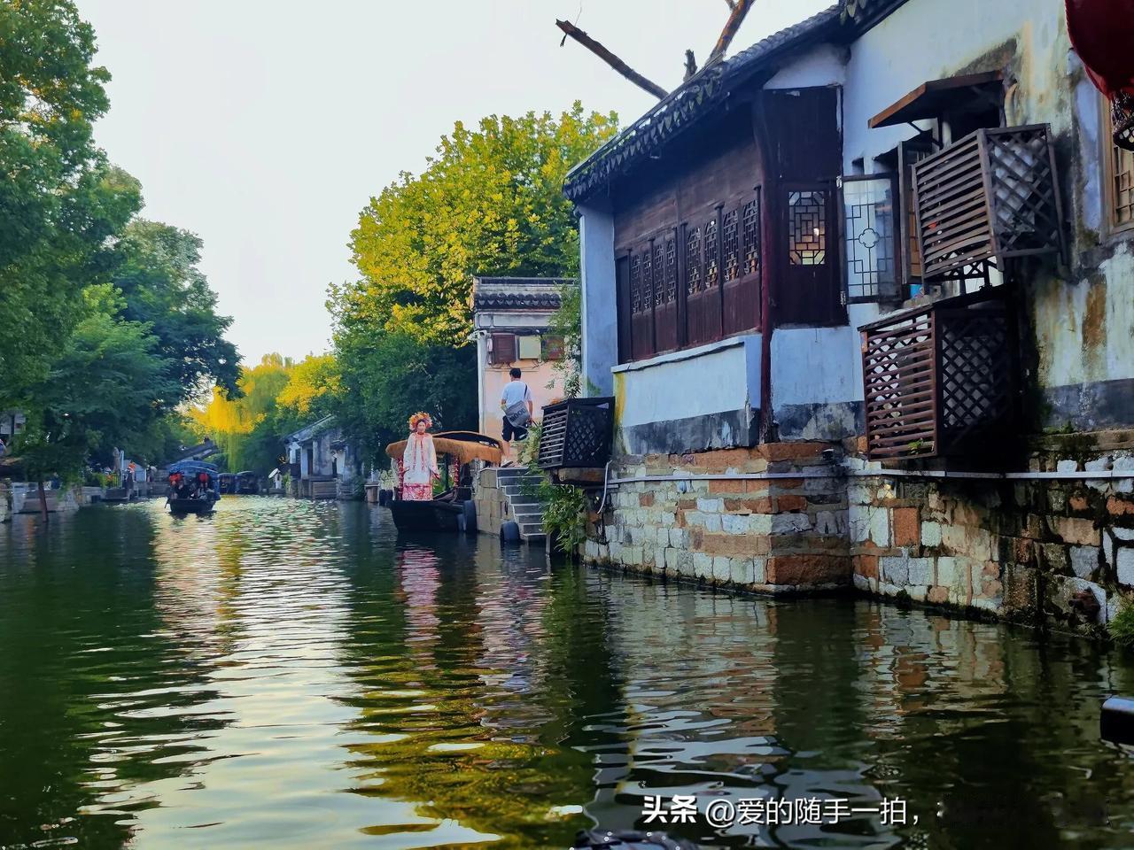 青山绿瓦小桥流水，淡淡的风儿面颊吹过！看着一个个身穿古服，头戴珠钗，手拿蒲扇，妖