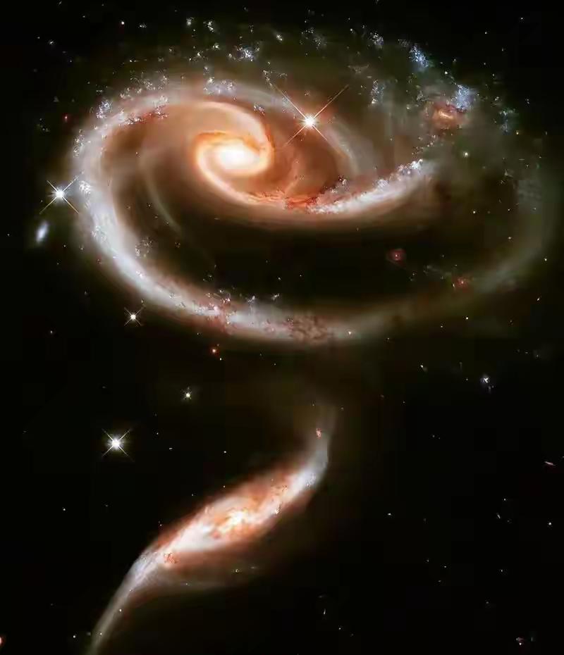 浩瀚宇宙中的螺旋星系，宛如梦幻的漩涡，引人入胜！