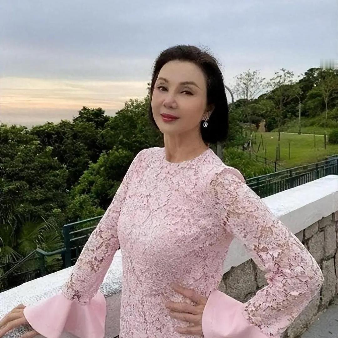 69岁谢玲玲的通透人生：不期待，才是顶级自愈
 
真正清醒的女人，从不靠任何人救