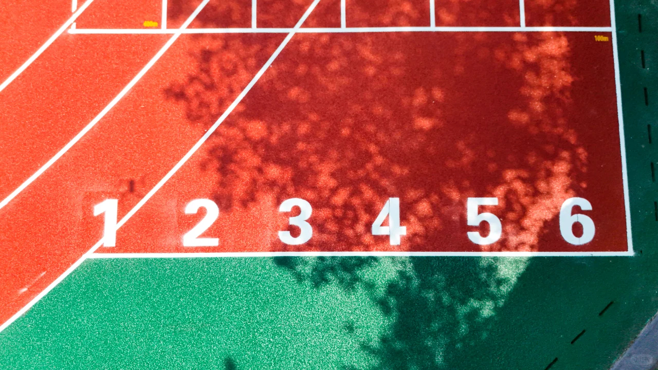 现在看体育比赛，早就不是只盯着奖牌榜、等一个输赢结果了。我反而更容易被那些不完美