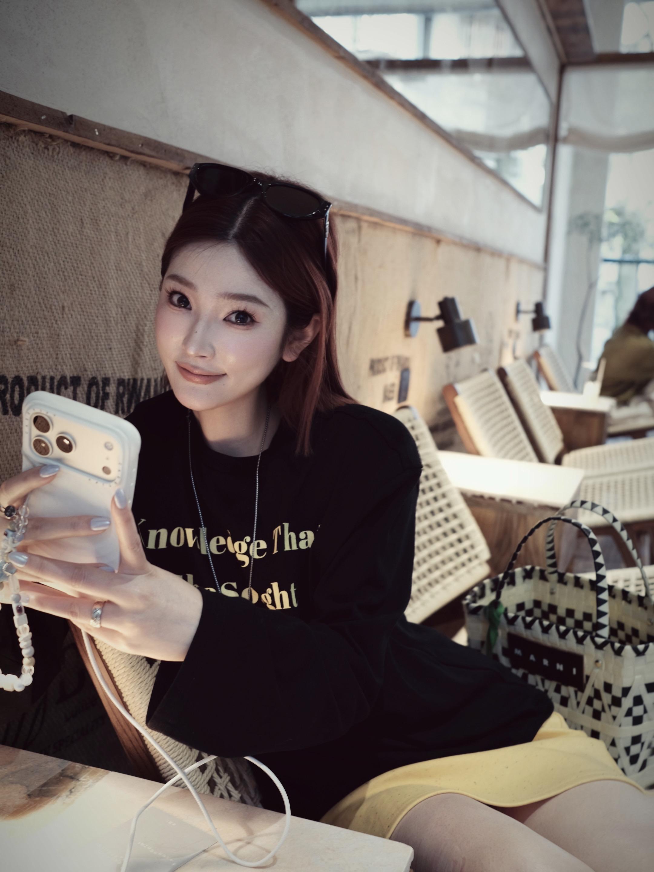 世界越来越美，我独自一个人也很自在。
