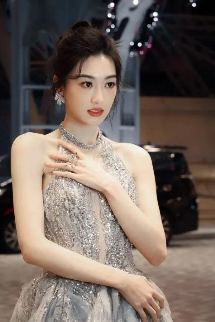 孙乐言 星光大赏主持 孙乐言亮相星光大赏主持！这颜值身段，明日怕是要在同框中“艳