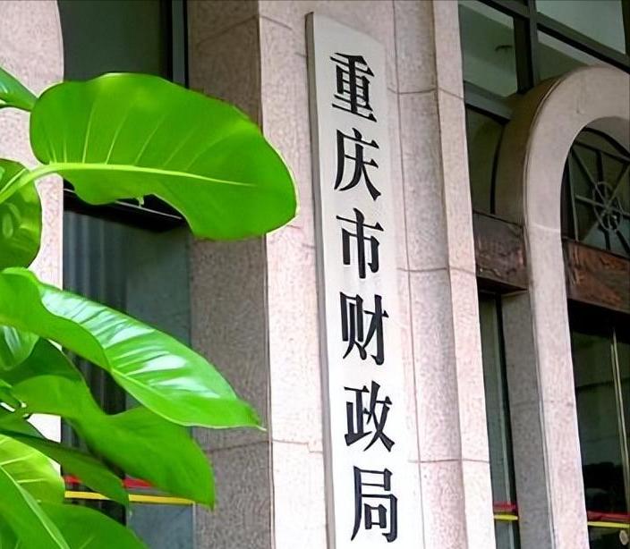 重庆男子参加公务员遴选笔试和综合成绩第一，最后却意外落选，坊间众说纷纭。

只要