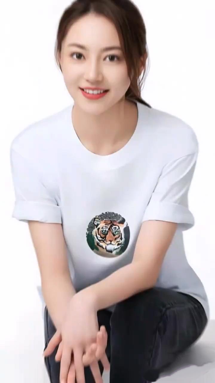 黄梦莹美丽漂亮高雅气质女神，颜值与身材并存，清纯美丽动人 [送自己一朵花][送自