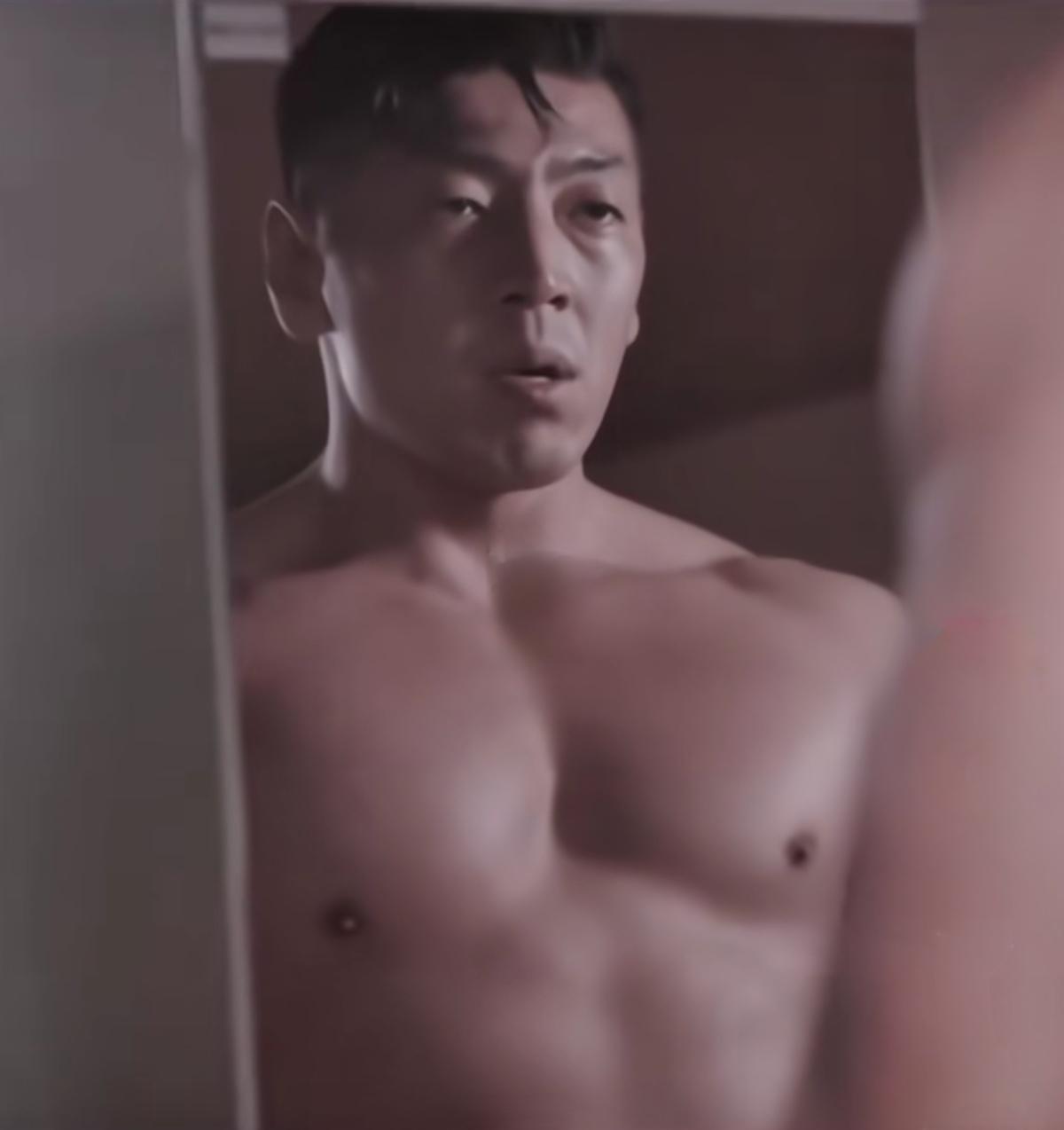 这肌肉型男帅哥第一眼看着像撒贝宁，再看又像吴启华，真的是都太像了！只是他们两个都