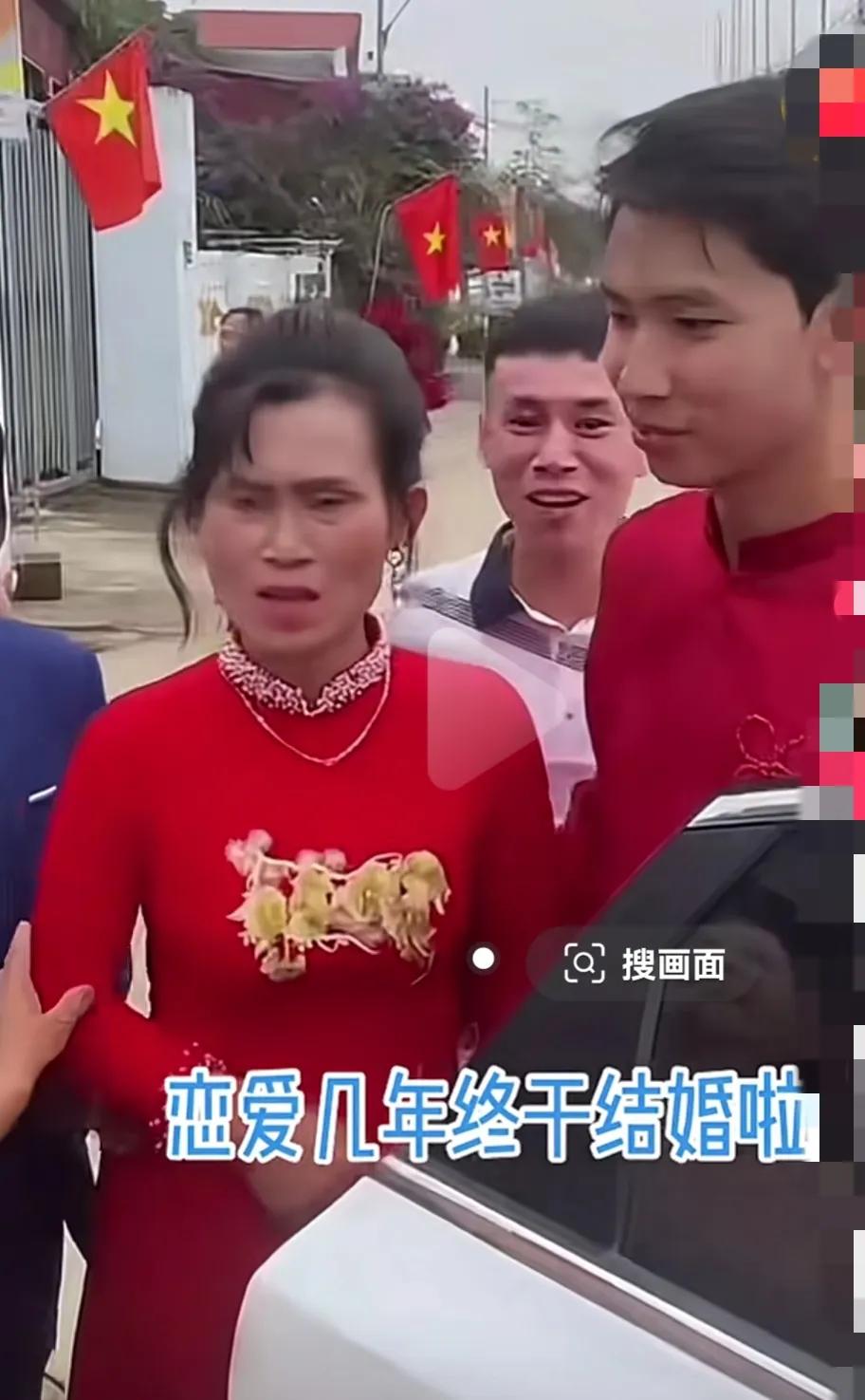 中国小伙，在越南上班，找了个当地的女人，结束爱情长跑，终于结婚了。
新郎的眼神骗