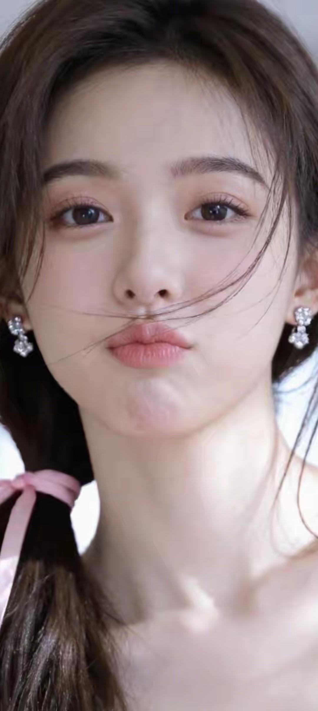 甜美少女风，粉色发带搭配闪亮耳环，清新自然！💖💕💞