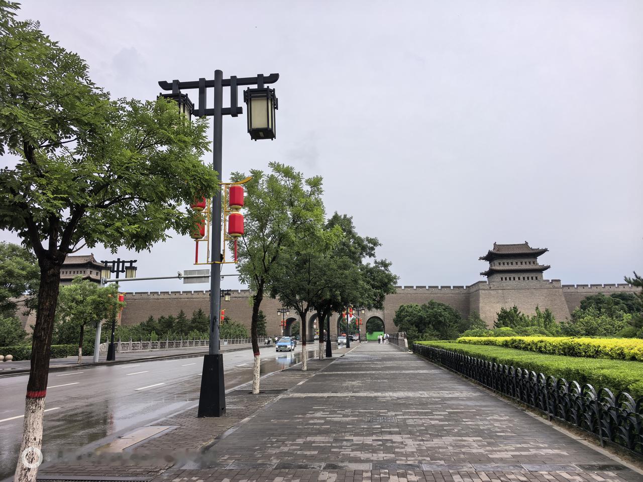打卡雨后的大同古城墙，更加雄伟壮观，让人流连忘返！