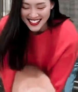 花四千万，就为买门口那条路。
这不是比喻。
梁洛施拜年照里那个“能骑自行车”的大