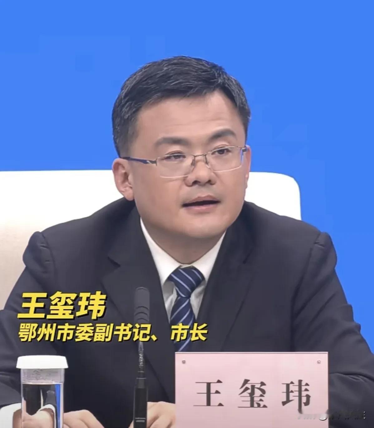 湖北新增一国际机场，全国首个！

3月26日，最年轻市长、鄂州市市长王玺玮在省新