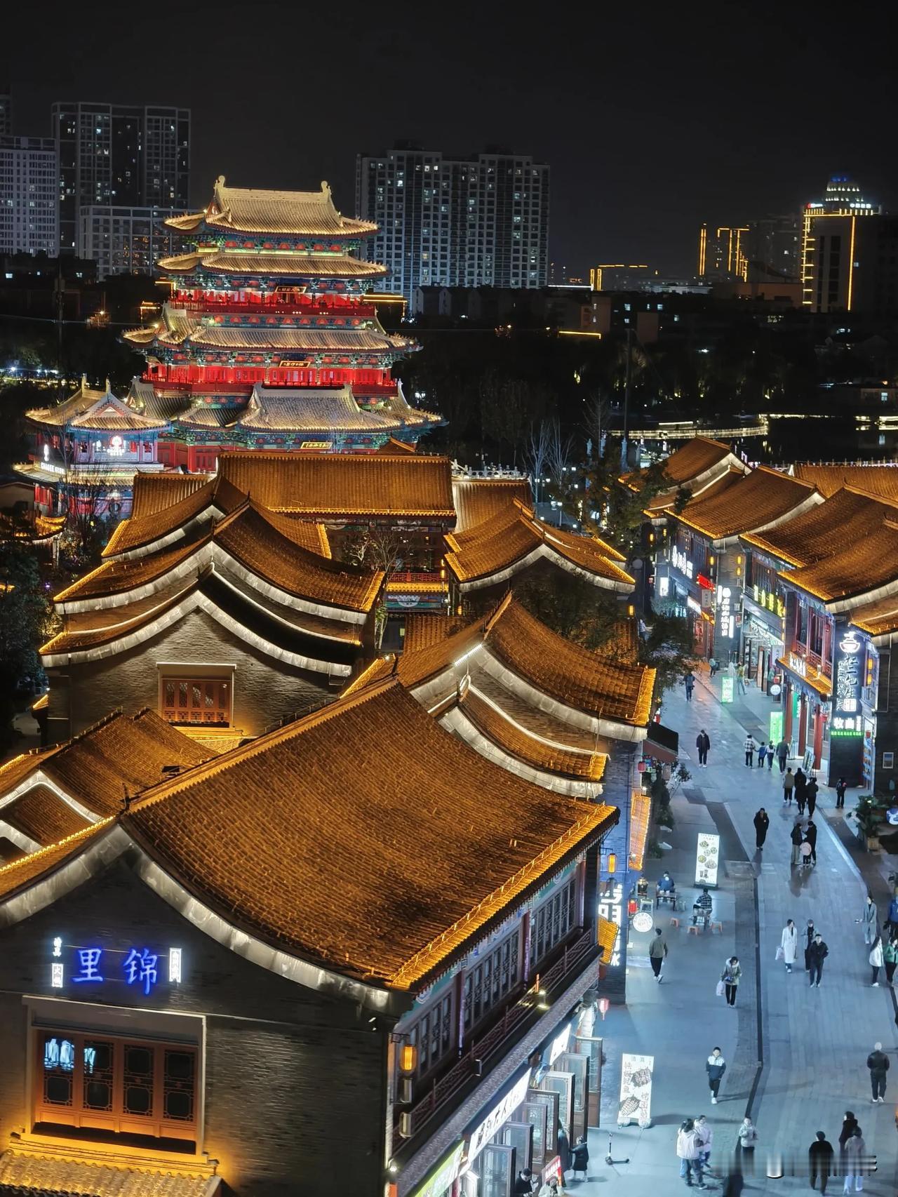 南川老街‌，位于河北省沧州市运河区的核心地带，‌东临南湖，‌西依京杭大运河，景区