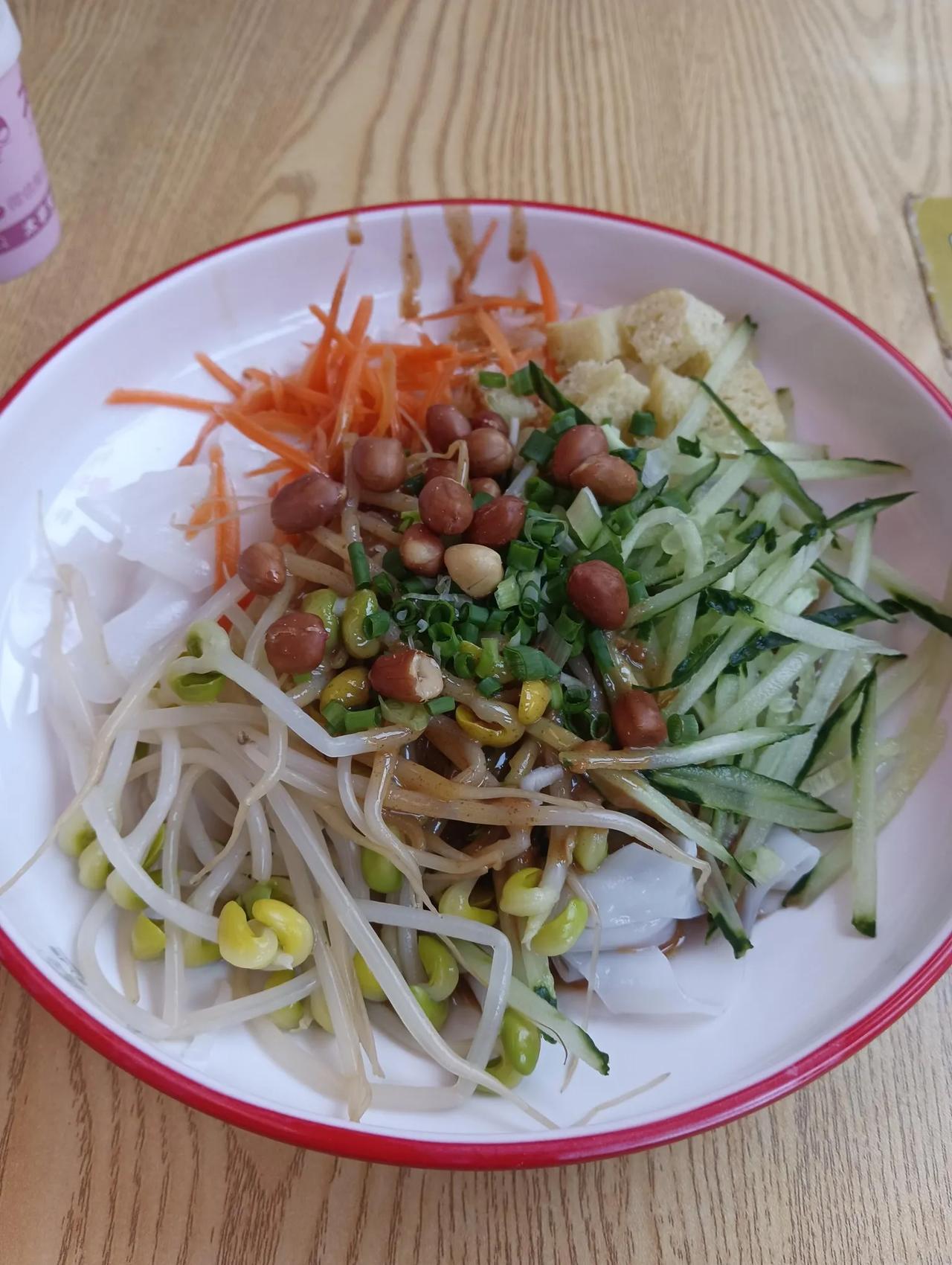 我有点怀念防控最严格那几年
戴着口罩帽子，趁天冷开开心心去吃凉皮，进来了个重感冒