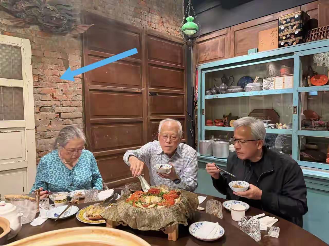 家乡名人老许声望大噪的时候，轻易不回乡，回来也是前呼后拥，左防右卫的，他三舅大爷
