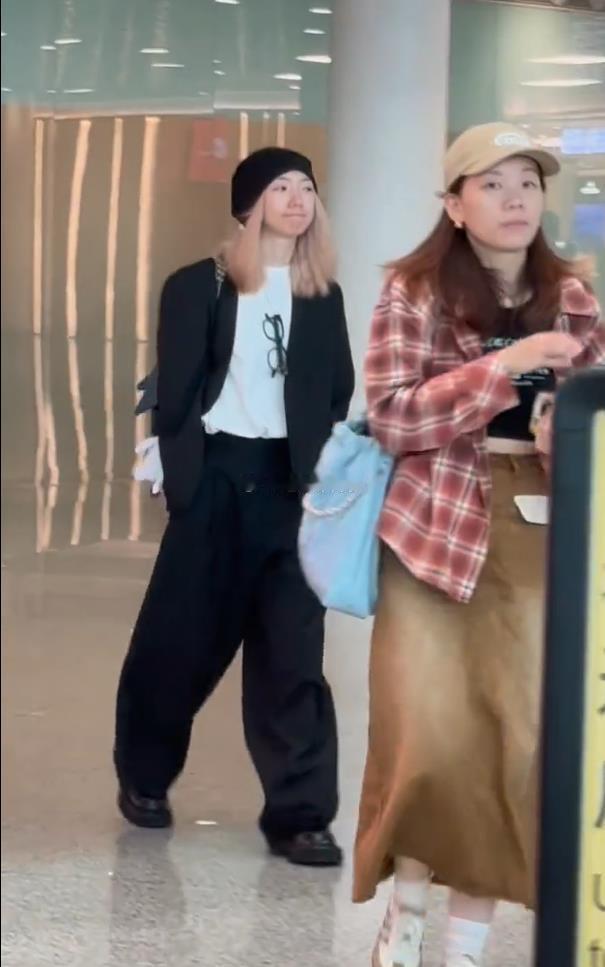 网友飞韩国偶遇孟美岐，全程都是素颜，头发像刚睡醒的金毛狮王[哈哈] ​​​