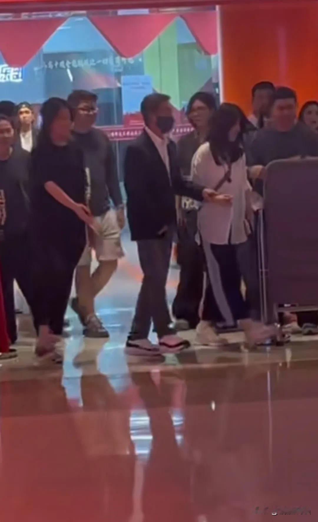 77岁的港星刘松仁现身深圳出席活动，虽说那个曾经潇洒倜傥、玉树临风的“总舵主”也