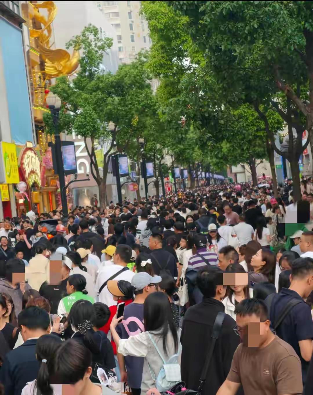 创纪录！五一武汉客流爆表，到处都是人山人海！
 
刚入五一，武汉就彻底“沦陷”在