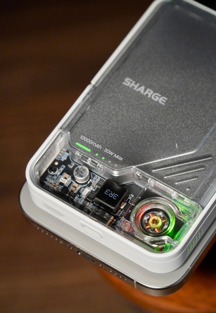 一直对透明赛博风的充电宝没有抵抗力数码大玩家科技数码 这个直接能看到充电宝内部的