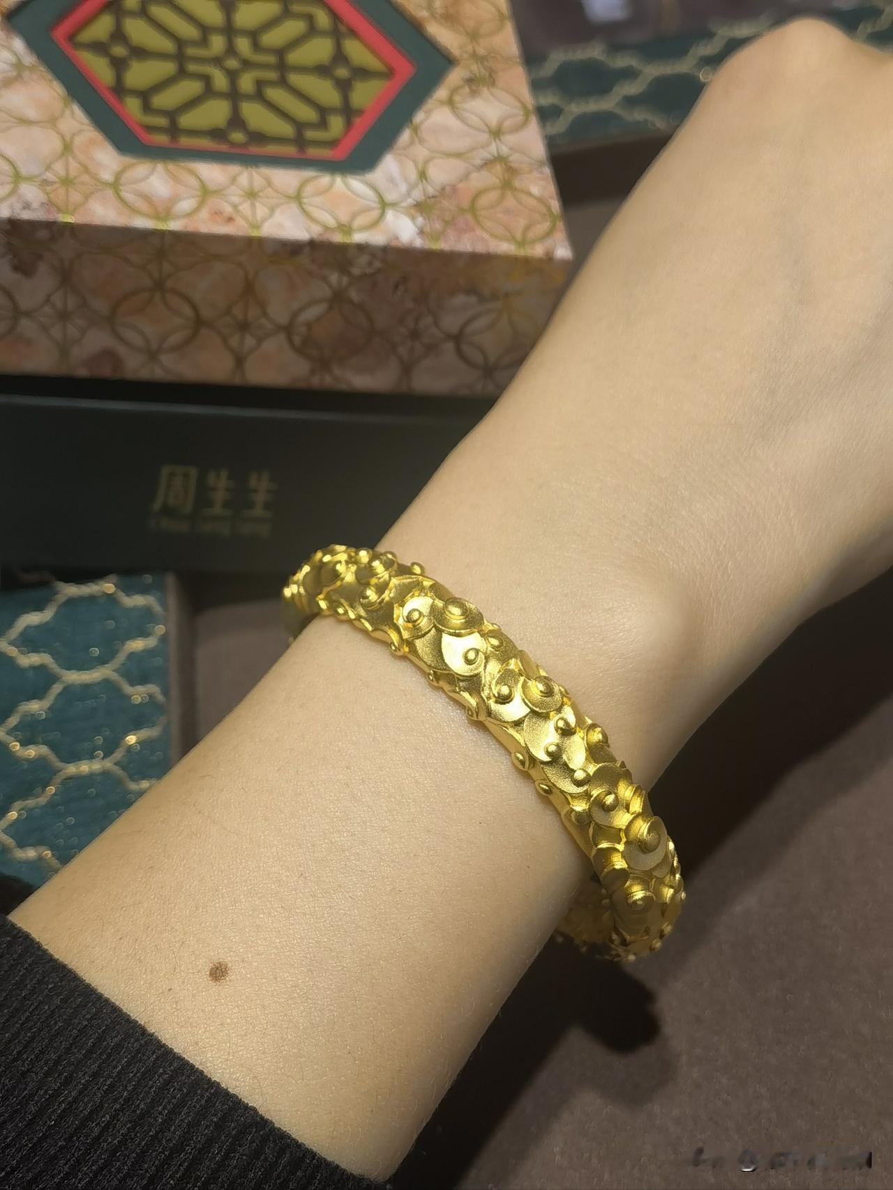 一觉睡醒，
金价算是彻底失控了！
11月5日当天，金价直线上涨，55克金镯子的价