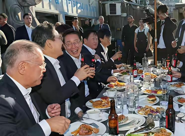 这场高端聚会中，最不开心的，应该就是崔泰源了吧！
主角李在明，嘉宾黄仁勋！
陪衬