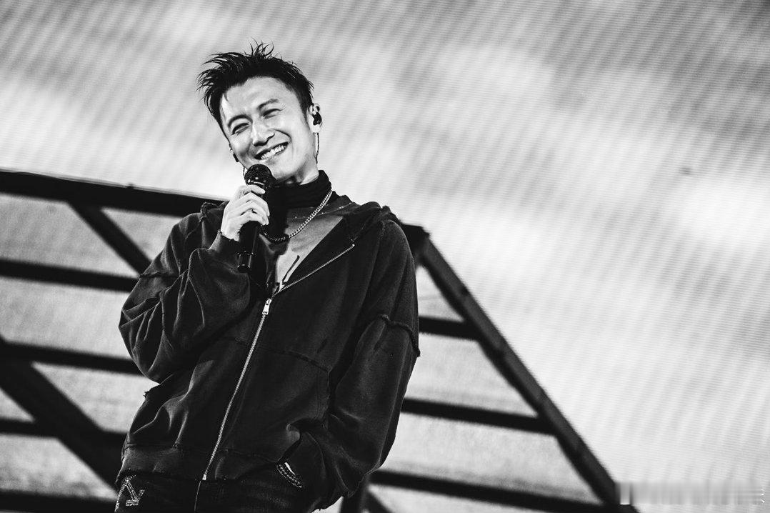 谢霆锋推倒重来MV谢霆锋用机械与自然的碰撞，把现实困局撕开给人看。然后告诉你：别