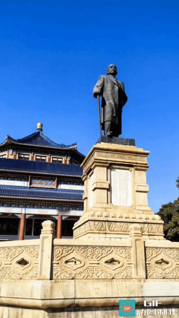 驻足凝望，往来游人步履轻缓，心怀敬慕。风过回廊，树影婆娑，百年光阴流转，先生之志