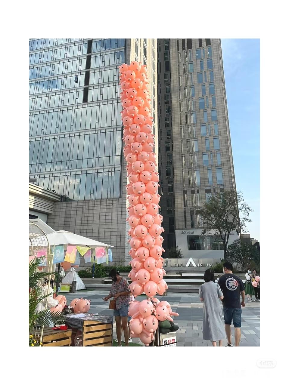 到今天还是很难想象猪儿演大排档老板，我真感觉他会把饭都吃光。门口要立个牌子：出餐