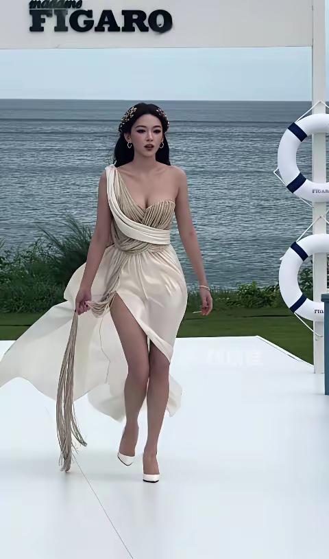程潇希腊女神金苹果造型
直接封神，太漂亮了！从油画里走出来的古希腊女神说的就是程