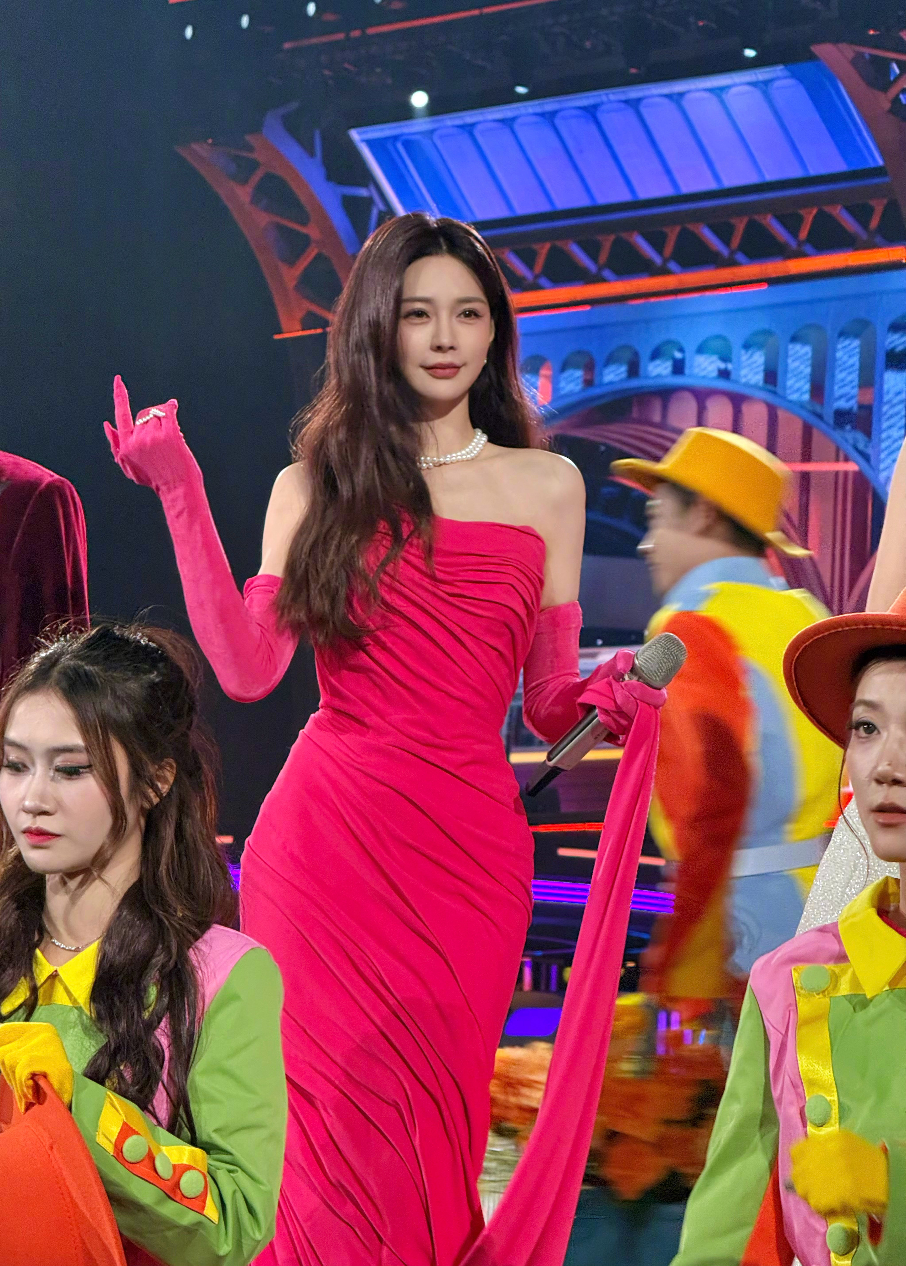 沈梦辰怎么戴个洗碗手套就上台了沈梦辰今晚跨年晚会造型也太有梗了！自带戏剧感的造型