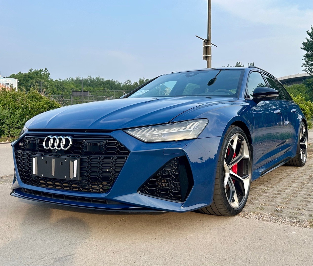 V8 4.0T，630匹800牛米，320km/h的表底，每一匹都是油，一度电都