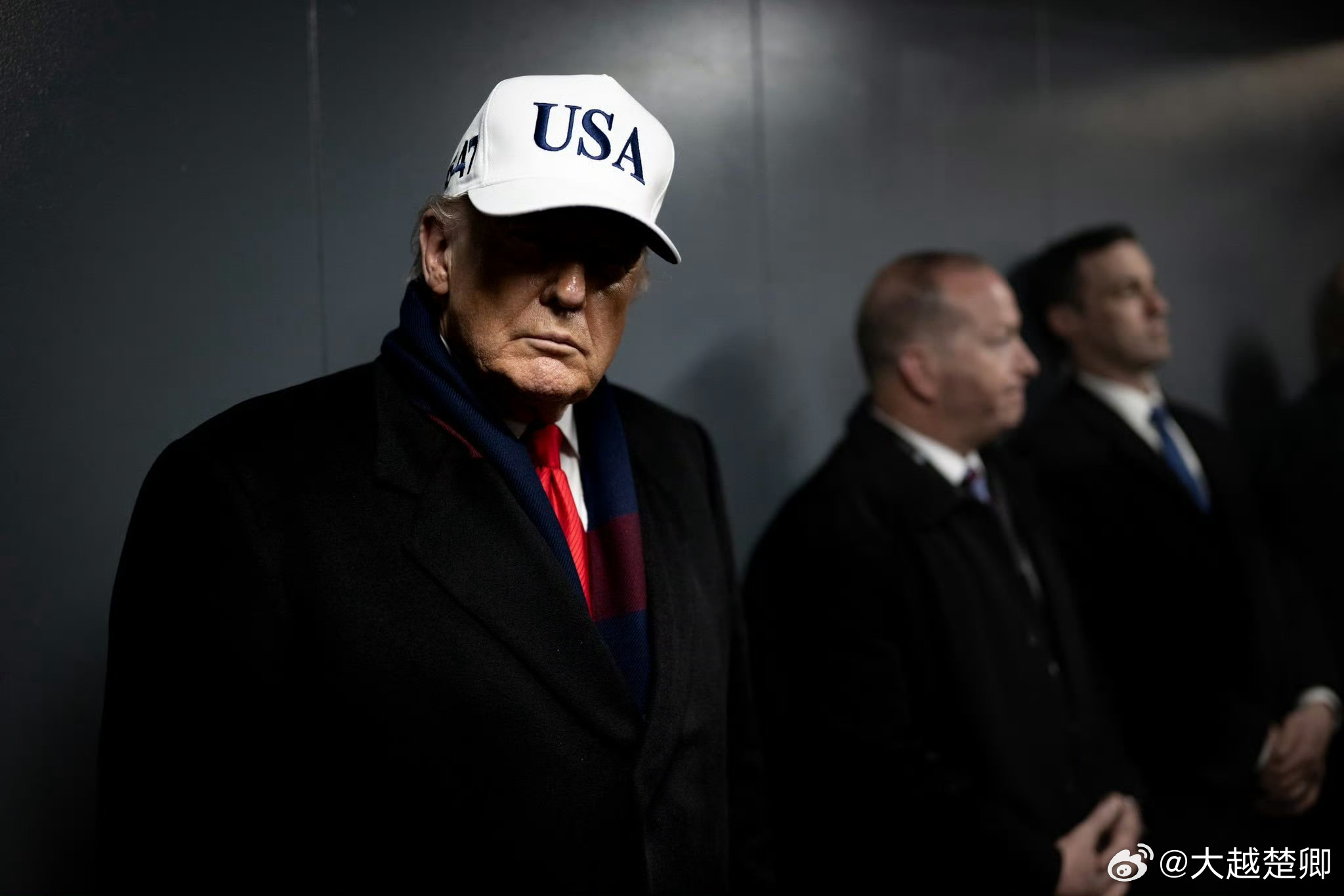 谈及俄乌问题，特朗普说，这是他靠前的优先解决事项。他重申，若非2020年大选被窃