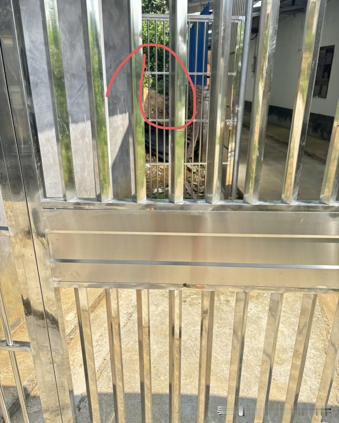 在农村兄弟多不多，左邻右舍好不好相处真的太重要了，我们家有快地在邻居家后面，他们