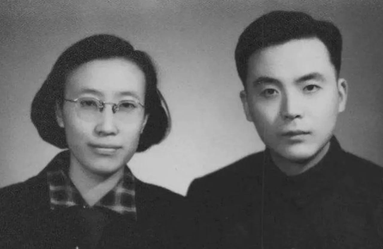 好多人以为“两弹元勋”的家属肯定能跟着沾光，可邓稼先的妻子许鹿希，拿到这张50年