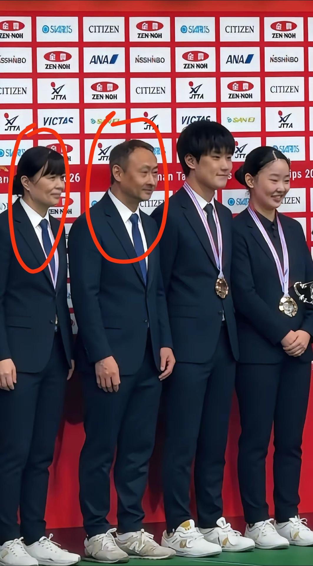 突然发现了张本宇夫妻有一点不同常人，
他们的脖子这是怎么了？
张本智和和张本美和