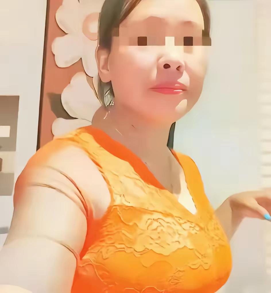 看到老姜前妻的照片，
我不淡定了，这身材难怪老姜驾驭不了，
老实人就该找个老实的